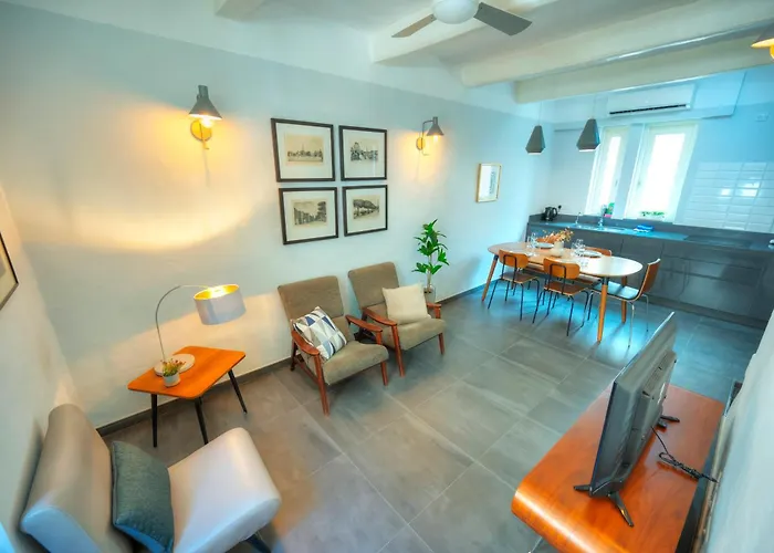 Traditional Townhouse, Terrace Near Valletta Weng1-1