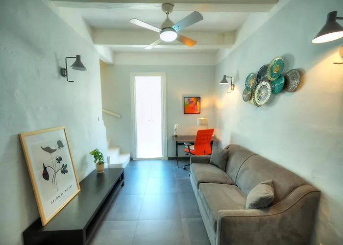 Traditional Townhouse, Terrace Near Valletta Weng1-1 別荘 *